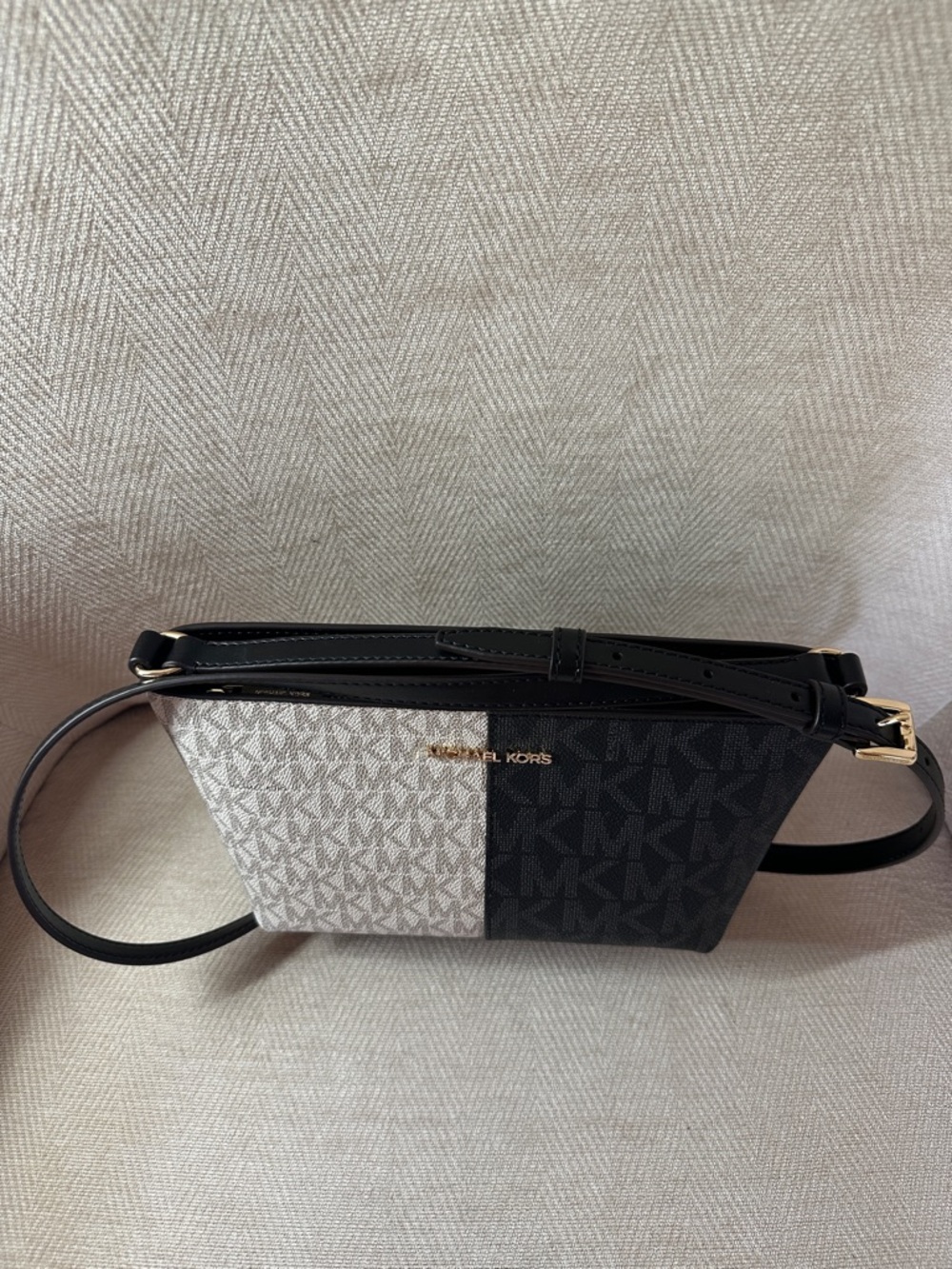 Michael Kors Black and Cream Signature Two-Tone Crossbody NWOT - Picture 4 of 10